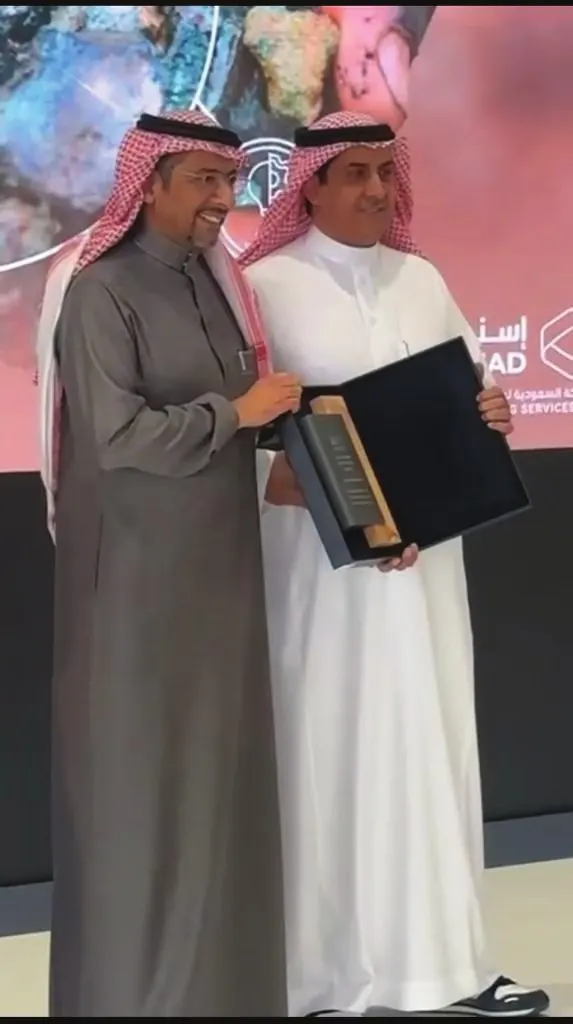 رجل الأعمال ناصر بن قويد مع معالي وزير الصناعة والثروة المعدنية